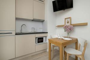 Bright & Modern Studio Kępa Mieszczańska by Noclegi Renters