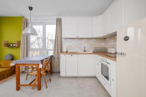 Bright and Cozy 1BD Apartment plus Desk by Flat Mаnаger