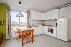 Bright and Cozy 1BD Apartment plus Desk by Flat Mаnаger