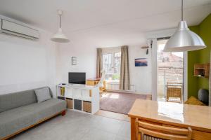 Bright and Cozy 1BD Apartment plus Desk by Flat Mаnаger