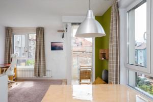 Bright and Cozy 1BD Apartment plus Desk by Flat Mаnаger