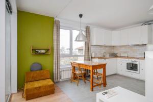 Bright and Cozy 1BD Apartment plus Desk by Flat Mаnаger