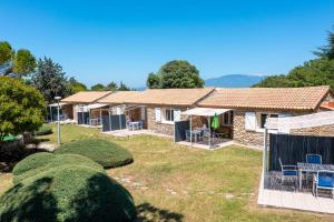 Maisons de vacances Charming stone house in a tourist residence : photos des chambres