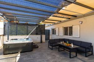 Dolores Apartment with Terrace & Jacuzzi