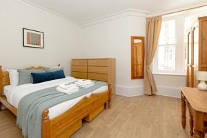 Sunny 1BR Gem in Chelsea Harbour & Coleridge Gardens
