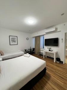 city staycation studio with 2 beds