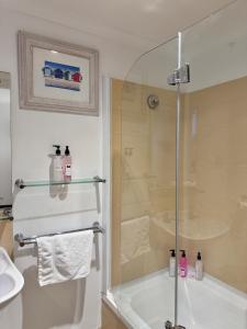 city staycation studio with 2 beds