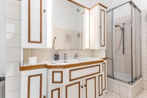 Very Central 4BR shared Apt Ideal for Longstays, for 10P