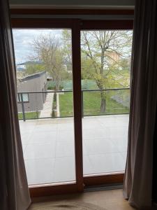 Oasis Airport Apartments and Rooms