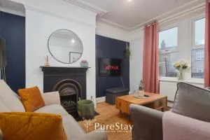 Stunning Four Bedroom Bradford House With Parking By PureStay Short Lets & Serviced Accommodation - Wibsey