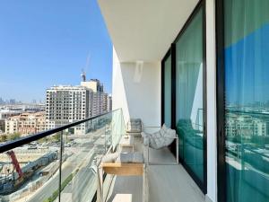 Chic Jvc 1br Pool Access, Balcony & Parking