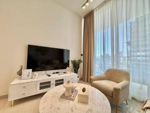 Chic Jvc 1br Pool Access, Balcony & Parking
