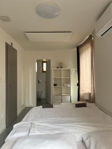 Oasis Airport Apartments and Rooms