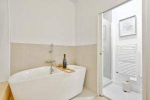 Luxury Suite Spa Bath & Cinema Screen- Bordeaux