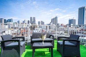 6th floor 602 with elevator, 700 meters walk from Nishi-Shinjuku Gochome 4 minutes to Shinjuku, 75 square meters plus 30 square meters of large balcony