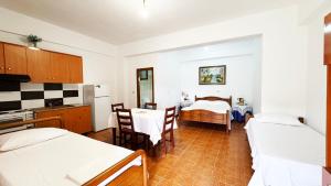 Antonia Rooms Qeparo