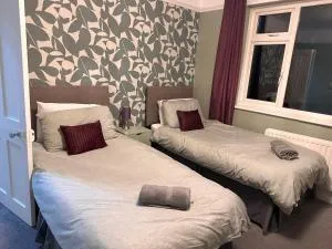 The Tudors 3 Bed, Fast Wifi, Close to Town, Private Drive - Writtle