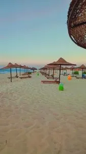 شالية بارقي قري الساحل الشمالي - نيس 4 - شالية 3 غرف مكيف - 2 حمام - روف مجهز للشوي و السهر - علي حمام السباحة و الاكوا برك - Dawwār Muḩammad Abū Shanab