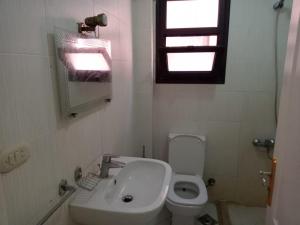 شالية بارقي قري الساحل الشمالي - نيس 4 - شالية 3 غرف مكيف - 2 حمام - روف مجهز للشوي و السهر - علي حمام السباحة و الاكوا برك