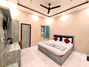 Hotel Premium Vrrinda Homestay Varanasi - Prime Location - Luxury and Spacious Room