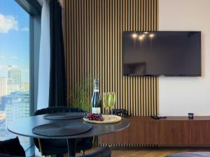 URBAN APARTMENTS Global Premium 14th Floor No 14, Free Garage, Self Check-in, No Deposit