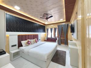 A PREMIUM HOTEL Sangita PALACE - A Luxury Room with lake View and Balcony - with Newly Decorated - Wifi - Room Service - Parking Available - Best luxury HOTEL IN NAINITAL