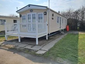 Cosy 6 Berth Caravan With Wi-Fi At Dovercourt Holiday Park In Essex Ref 44407H - Parkeston