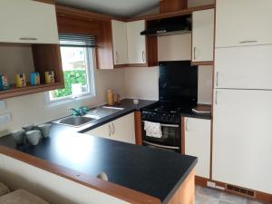 Cosy 6 Berth Caravan With Wi-Fi At Dovercourt Holiday Park In Essex Ref 44407H