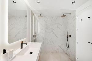 5 BR Luxury apt w Pool, garage and amazing views