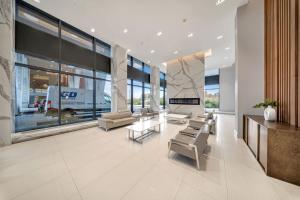 Modern Condo with Balcony, Gym and Free Parking