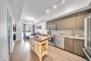 Modern Condo with Balcony, Gym and Free Parking