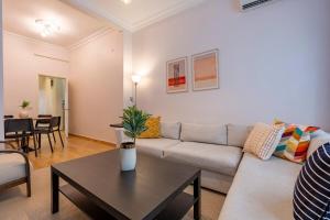 Central 3-Bedroom Apartment with High Ceilings