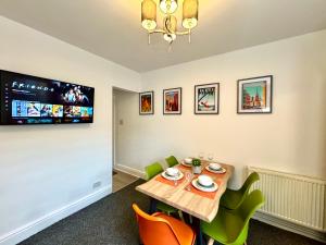 Radford House Spacious Stay for 8 Work Trips or Breaks