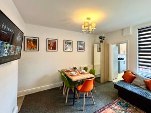 Radford House Spacious Stay for 8 Work Trips or Breaks