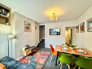 Spacious Stay for 8 Work Trips or Breaks Parking