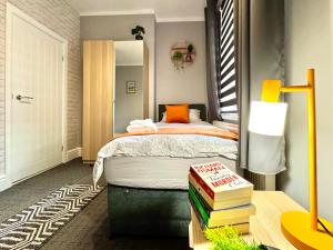 Spacious Stay for 8 Work Trips or Breaks Parking