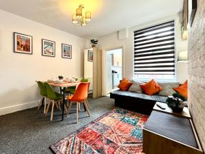 Spacious Stay for 8 Work Trips or Breaks Parking