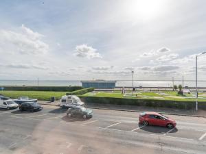 4-Bedroom Seafront House in Southend Sea Views - Pass the Keys