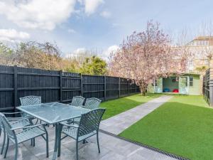 4-Bedroom Seafront House in Southend Sea Views - Pass the Keys