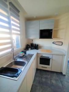 Maisons de vacances Maison avec terrasses a 300m de la mer Juno Beach : photos des chambres