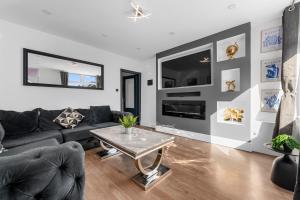 Bolton Retreat Modern 3BR Home Sleeps 6 Games Room, Pool Table & Parking