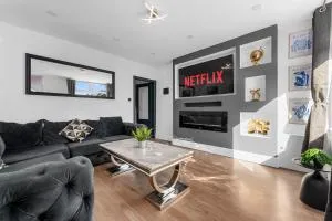 Stunning Bolton Abode - Sleeps 6 - Games Room & Free Parking - Lostock