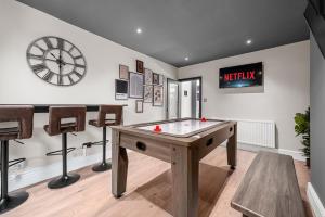 Bolton Retreat Modern 3BR Home Sleeps 6 Games Room, Pool Table & Parking