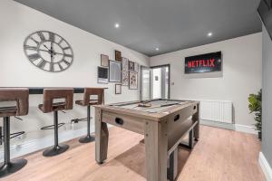 Bolton Retreat Modern 3BR Home Sleeps 6 Games Room, Pool Table & Parking