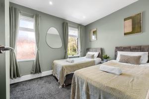 Bolton Retreat Modern 3BR Home Sleeps 6 Games Room, Pool Table & Parking