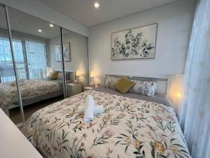 92K Abnb-Style Stunning views with modern One-bedroom Free Street Parking