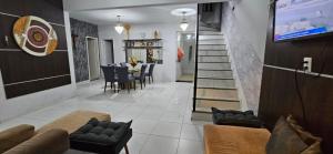 Casa cinza em frente à praia em condominio