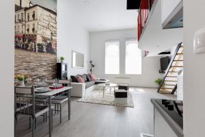 Cobblestone quarters with a wave of colour