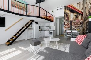 Cobblestone quarters with a wave of colour