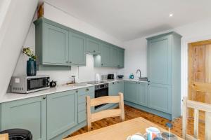 Modern 2 Bed Cromer Apartment, Sea Views, Wi-Fi, 2 Min to Beach